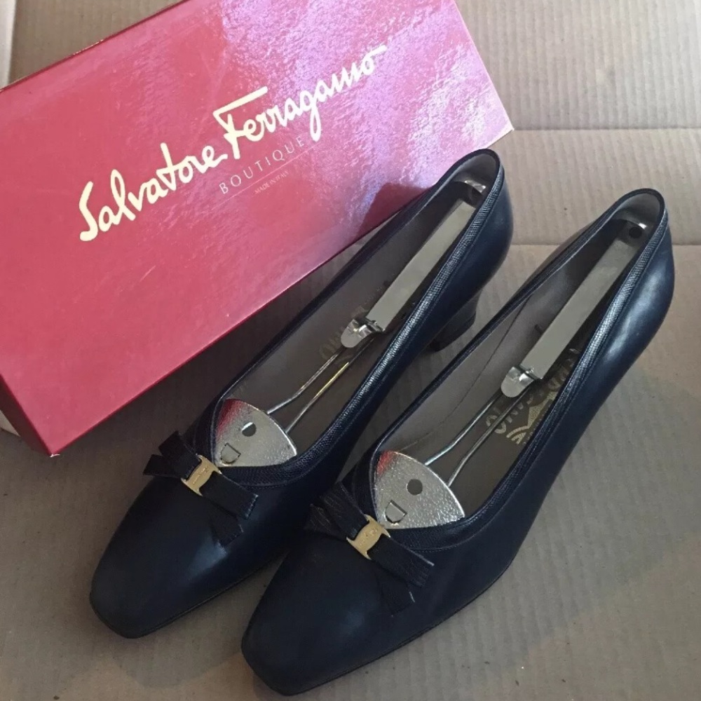 VINTAGE SALVATORE FERRAGAMO  BLACK LEATHER PUMPS - Picture 2 of 8